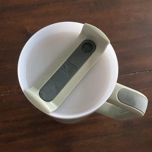 Matte Green 40oz Stanley - Picture 2 of 7